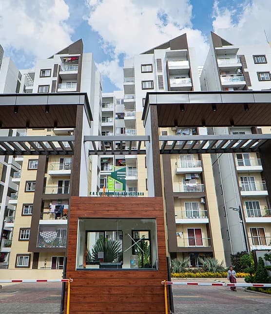 Pioneer KRS Park Royal: Main entrance plaza